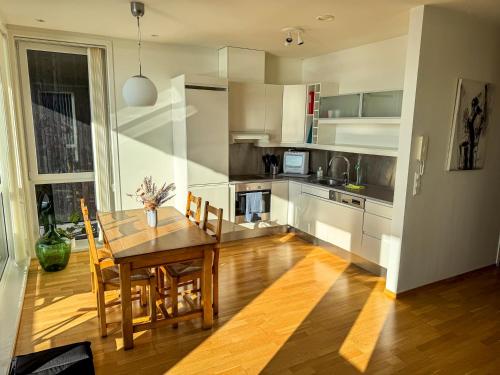 Η κουζίνα ή μικρή κουζίνα στο Ferieleilighet i Grimstad
