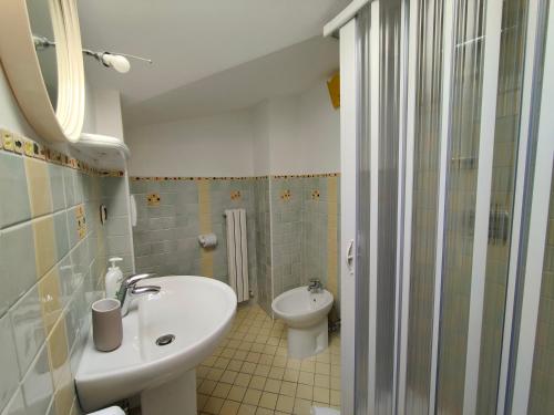 un baño con lavabo e inodoro en Homiday - Attico, en Roseto degli Abruzzi