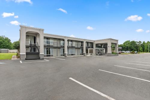 an empty parking lot in front of a building at Econolodge in Andalusia