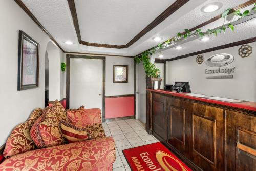 a room with a bar with a couch and a counter at Econolodge in Andalusia