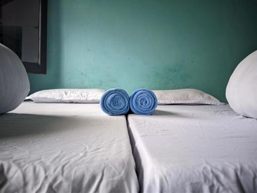 Ένα ή περισσότερα κρεβάτια σε δωμάτιο στο Falcon Homestay
