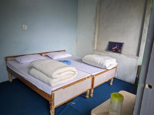 Ένα ή περισσότερα κρεβάτια σε δωμάτιο στο Falcon Homestay