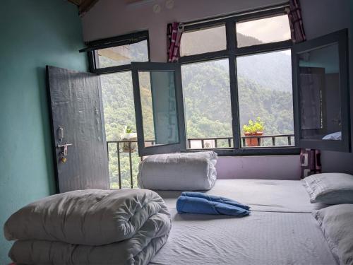Ένα ή περισσότερα κρεβάτια σε δωμάτιο στο Falcon Homestay