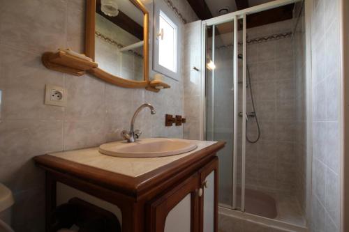a bathroom with a sink and a shower at Etxe ttikia in Ahetze