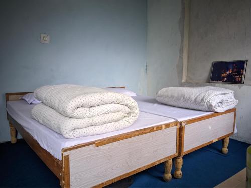 Ένα ή περισσότερα κρεβάτια σε δωμάτιο στο Falcon Homestay