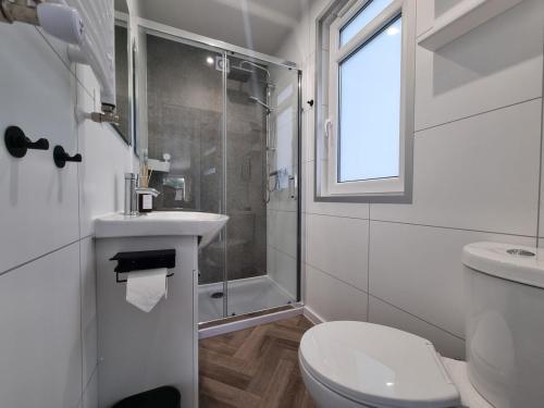 Et badeværelse på New and spacious lodge at the Veluwe