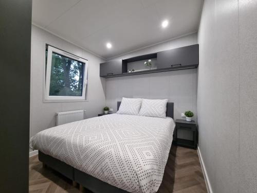 En eller flere senge i et værelse på New and spacious lodge at the Veluwe