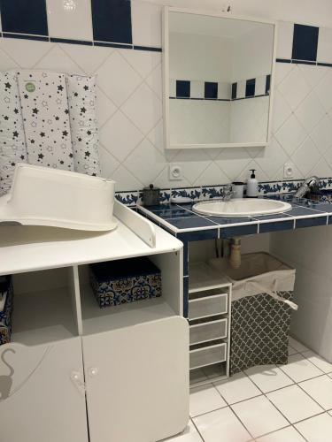 une salle de bain avec un lavabo et un miroir dans l'établissement Villa Giens - Plage à pied -9 couchages, à Hyères