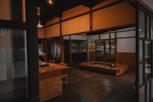 a large room with two tubs in a room at THE Aramaki 日本の魅力と伝統が詰まった築200年の古民家 1日1組限定貸切 in Ō-naka