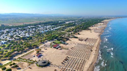 an aerial view of a beach and the ocean at White Moon Apartment 301 in Lalzit Bay