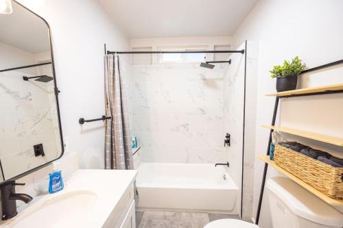 une salle de bains avec douche, toilettes et lavabo dans l'établissement Tropical Haven - 2BR Hilo, à Hilo