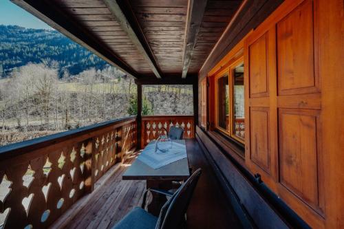 a dining table on the balcony of a train car at Zudrellhus in Silbertal