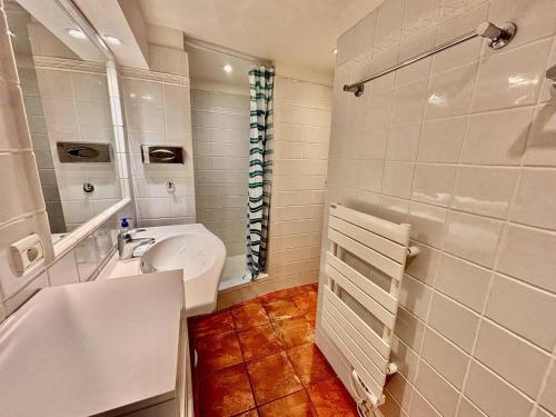 une salle de bain blanche avec un lavabo et un miroir dans l'établissement Appartement rénové : Clim, Piscine et Vue Mer - FR-1-816-28, à Bormes-les-Mimosas