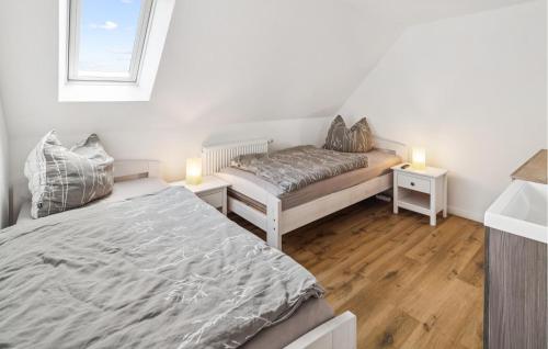 Ένα ή περισσότερα κρεβάτια σε δωμάτιο στο 4 Bedroom Awesome Home In Osteel