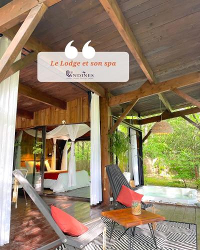 Una casa en Son Spa con sillas y sombrilla. en Les Landines, en Origne