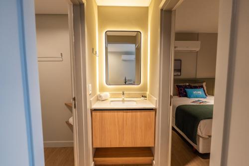 Ein Bett oder Betten in einem Zimmer der Unterkunft The Bridge by Xtay - Estúdio completo, proximo a Arena Opus com Wi-Fi rápido, piscina, academia