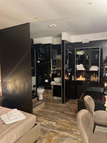 パレルモにあるArmonia Serenity Room Politeamaのバスルーム(ベッド1台、バスタブ、シンク付)