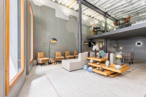 ein Wohnzimmer mit Sofa und Tisch in der Unterkunft Descobertas Boutique Hotel by Aspasios in Porto