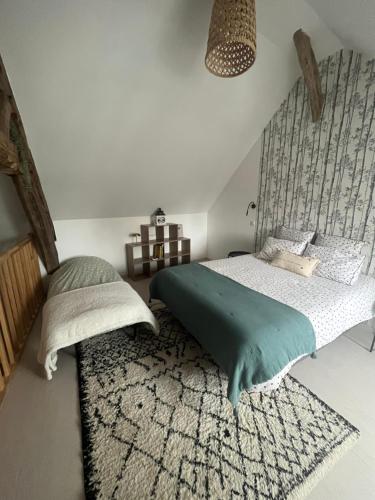 une chambre avec un lit et un tapis dans l'établissement Ô Happy Daix, à Daix