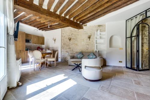 une cuisine et un salon avec une table et des chaises dans l'établissement Le Clos du Four, à Saint-Maur-des-Fossés