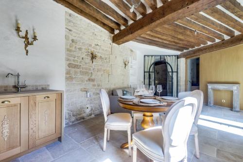 une cuisine et une salle à manger avec une table et des chaises dans l'établissement Le Clos du Four, à Saint-Maur-des-Fossés