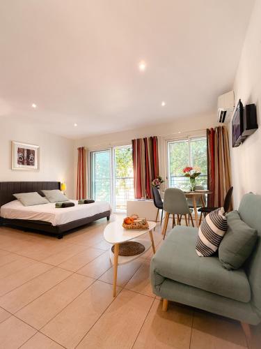une chambre avec un lit et un salon dans l'établissement Le Carnot By ApiRent #Centre-ville #Climatisation #Wifi, à Cannes