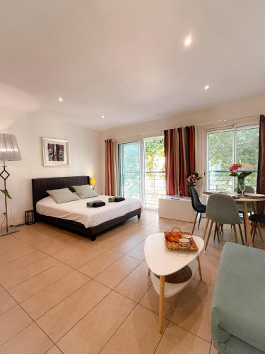 une chambre avec un lit et un salon dans l'établissement Le Carnot By ApiRent #Centre-ville #Climatisation #Wifi, à Cannes