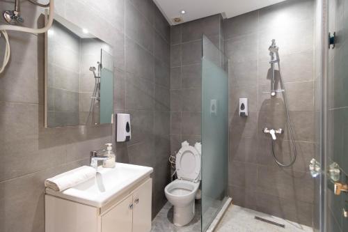 カサブランカにあるGauthier Living by ShortStayMaroc, Appartement Équipé, Centre, 1 ou 2 Chambresのトイレ、シャワー、洗面台を備えたバスルーム