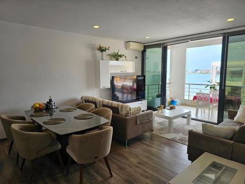 Un lugar para sentarse en Splendid sea view, great location!