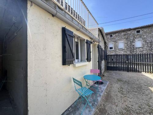 Chaleureuse maisonnette au cœur de Ruoms avec terrasse et parking - FR-1-697-35