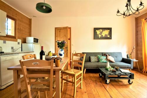 un salon avec une table et un canapé dans l'établissement La Mésange Bleue, à Cénac-et-Saint-Julien