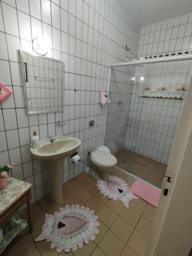 a bathroom with a toilet and a sink at Hostel Mazoca in Peruíbe
