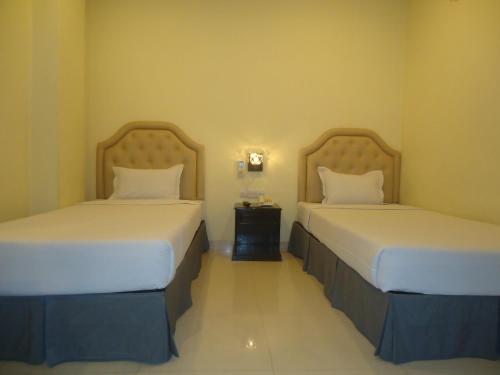 two beds in a hotel room with two beds sidx sidx sidx at Executive Residence in Chittagong