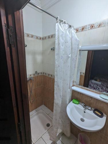 une salle de bain avec une douche, un lavabo et une baignoire dans l'établissement Almohafidon room, à Marrakech