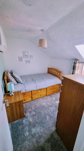 a small bedroom with a bed and a desk at Cosy Cottage in Harvington in Harvington