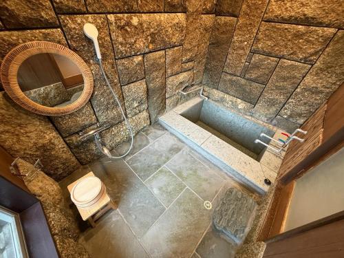 Koupelna v ubytování Private villa with natural hot spring rock bath for up to 9 guests Includes 3 bedrooms ideal for groups Mt Fuji view from the second floor Grandview Minamihakone