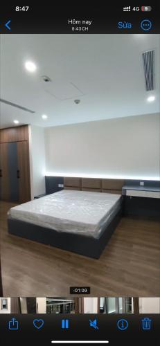 un dormitorio con una cama en una habitación en Căn hộ Sunshine Center, en Hanói