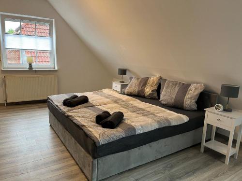 Un dormitorio con una cama con dos almohadas encima. en Ferienhaus Dini, 25668, en Weener