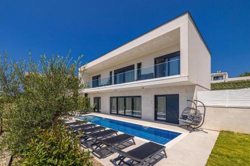 Bazén v ubytování Villa JANA with private pool nebo v jeho okolí