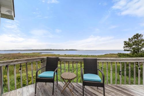 2 sillas en una terraza con vistas al agua en Oyster Pointe E3, en Kill Devil Hills