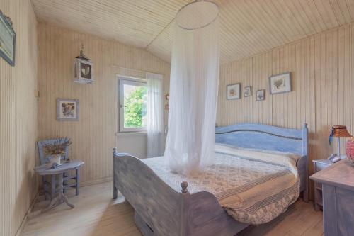 a bedroom with a blue bed and a window at Cà del Lago in Sulzano