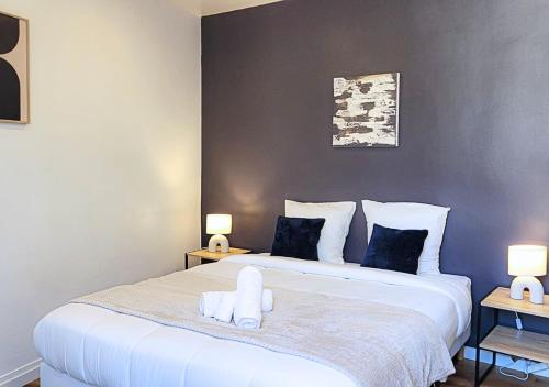 a bedroom with two beds with towels on them at Le Gentil 'Home - Hypercentre - proche Cathédrale in Évreux