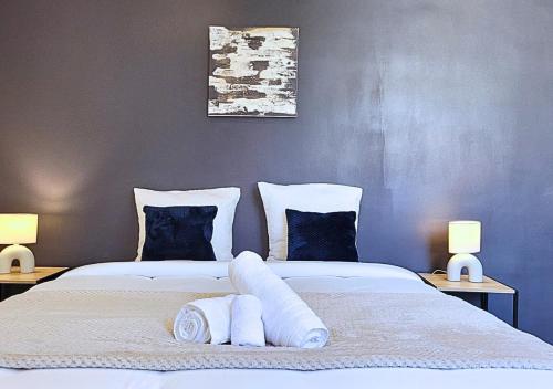 a bedroom with two beds with towels on them at Le Gentil 'Home - Hypercentre - proche Cathédrale in Évreux