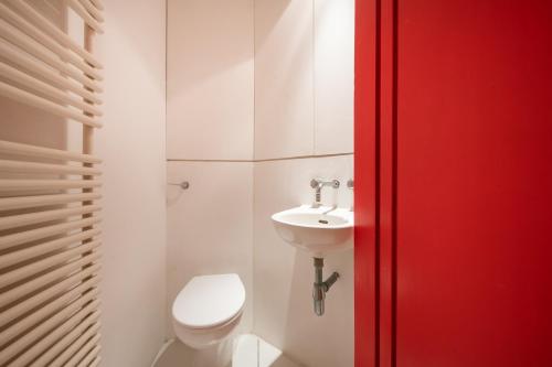 een witte badkamer met een toilet en een wastafel bij Stunning 3 Bedroom Flat in Mayfair in Londen