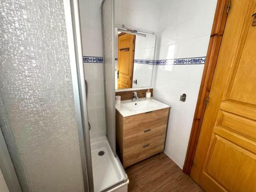 une petite salle de bain avec un lavabo et un miroir dans l'établissement Apartamento con piscina y Wifi en Santa Leocadia, à Sainte-Léocadie
