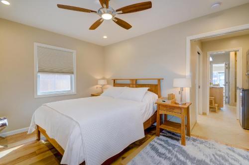 Postel nebo postele na pokoji v ubytování Beach Park Getaway Beach Park Getaway Completely remodeled, spacious 1 bedroom, 1 bath