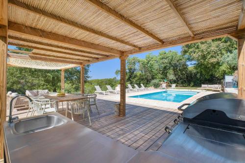 Bazén v ubytování Tranquil 5-Bedroom Stone Villa with Private Pool nebo v jeho okolí
