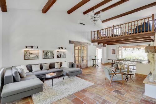 un salon avec un canapé et une table dans l'établissement Tranquil 5-Bedroom Stone Villa with Private Pool, à Callas