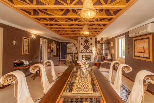a living room with a long table and chairs at Havre de Paix à Marrakech in Heddad