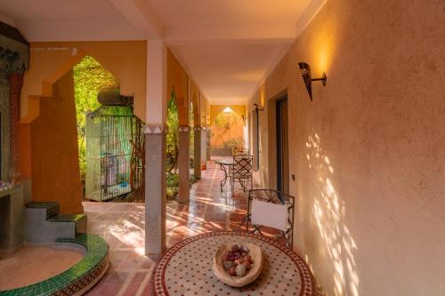 a hallway of a house with a table and chairs at Havre de Paix à Marrakech in Heddad